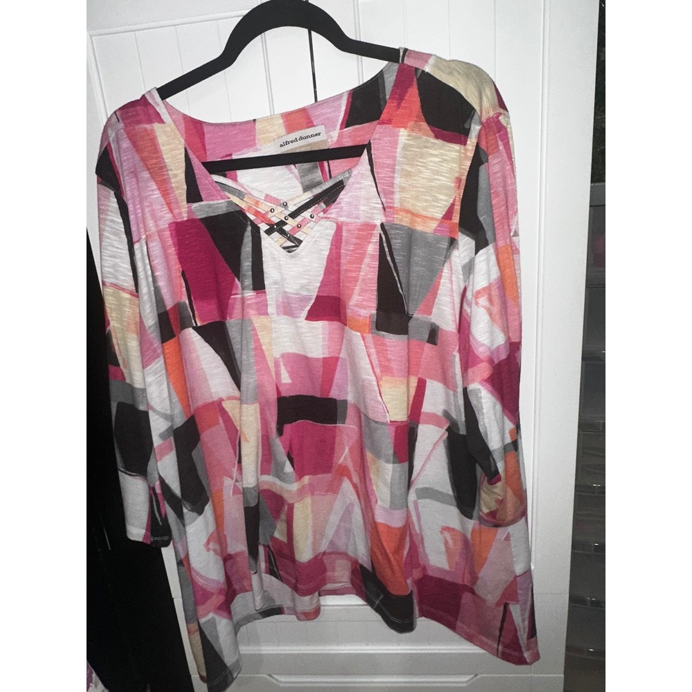 Alfred Dunner Woman 2X Abstract Geometric V-Neck Lattice Studded Top Pink Multi